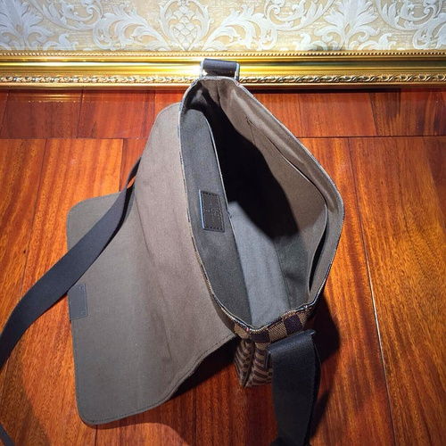 男神不容錯過,經(jīng)典lv棋盤格單肩包廠家直銷批發(fā)