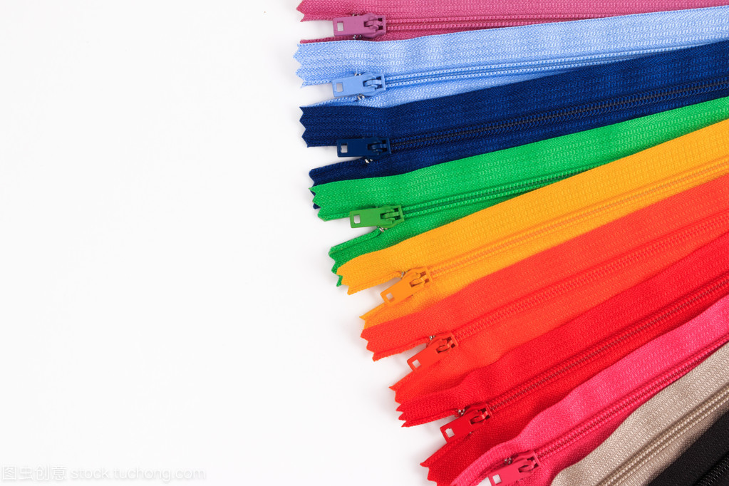 在白色背景上的六個不同顏色的彩色拉鏈